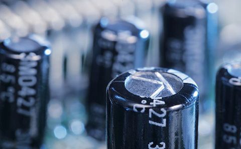 哪些材料會影響超級電容器的性能？