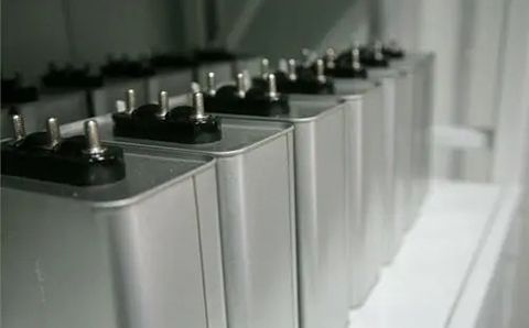 哪些因素影響電力電容器的容量？